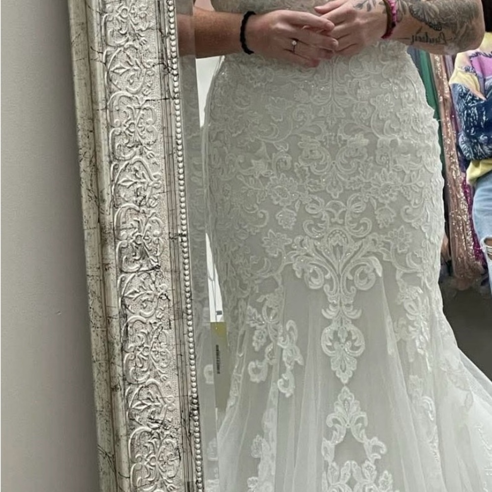 Elegant White Lace Wedding Dress - Picture 2 of 7